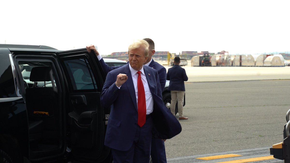 CallMeAntwan's tweet image. GOOD MORNING, FRIENDS!

Here's a photo I took of President Donald J. Trump. 

He's not deterred, he's not wavering, he has not faltered.

He is stronger than ever and he'll be the next President of the United States - We The People want him back!