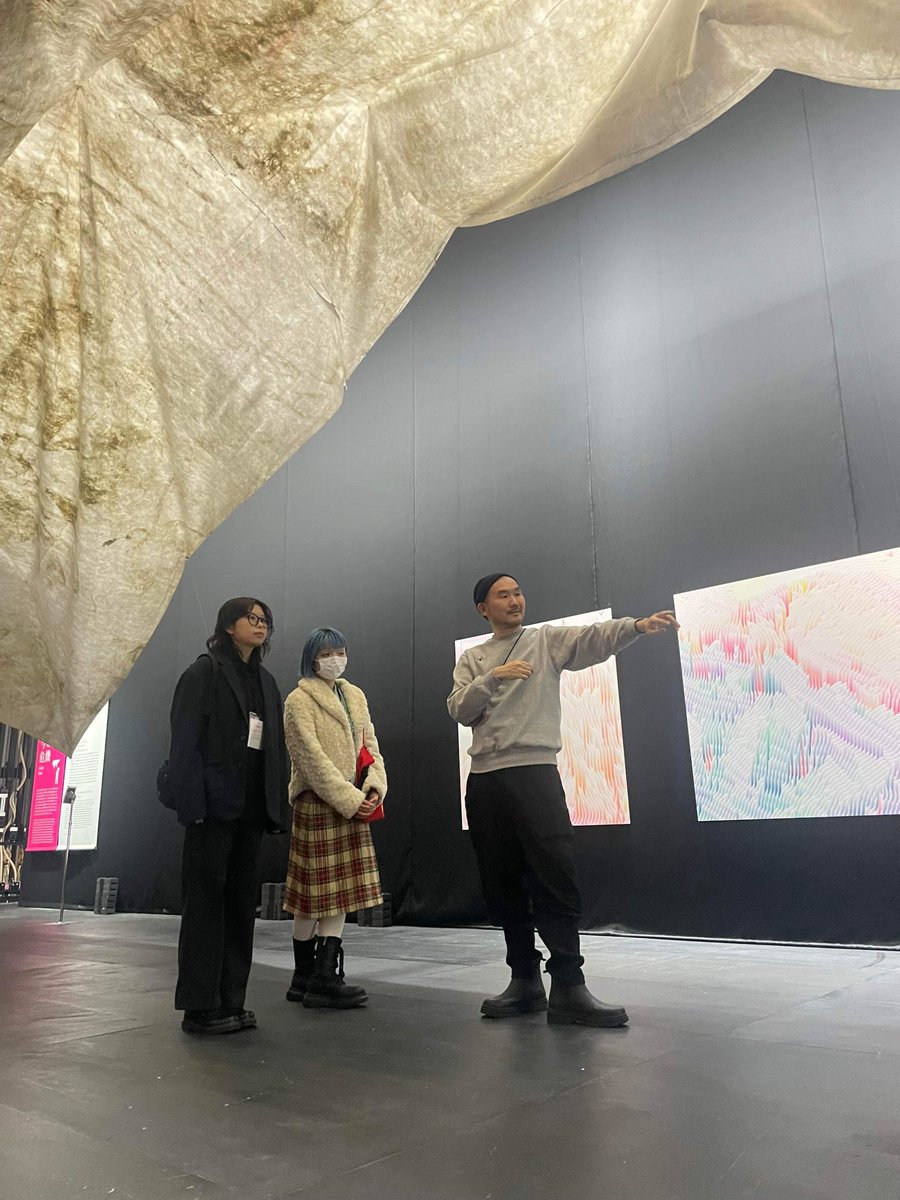 SIAF_info's tweet image. 札幌国際芸術祭2024のテーマソングを手掛けた札幌を拠点とするニューウェーブ・テクノポップバンド「LAUSBUB」のお二人が、先日、主要会場の未来劇場（東1丁目劇場施設）に来場！小川ディレクターが展示をご案内しました。
2024.siaf.jp/venue/futureth…

❄️会期は2月25日(日)まで
#SIAF2024
#LAUSBUB