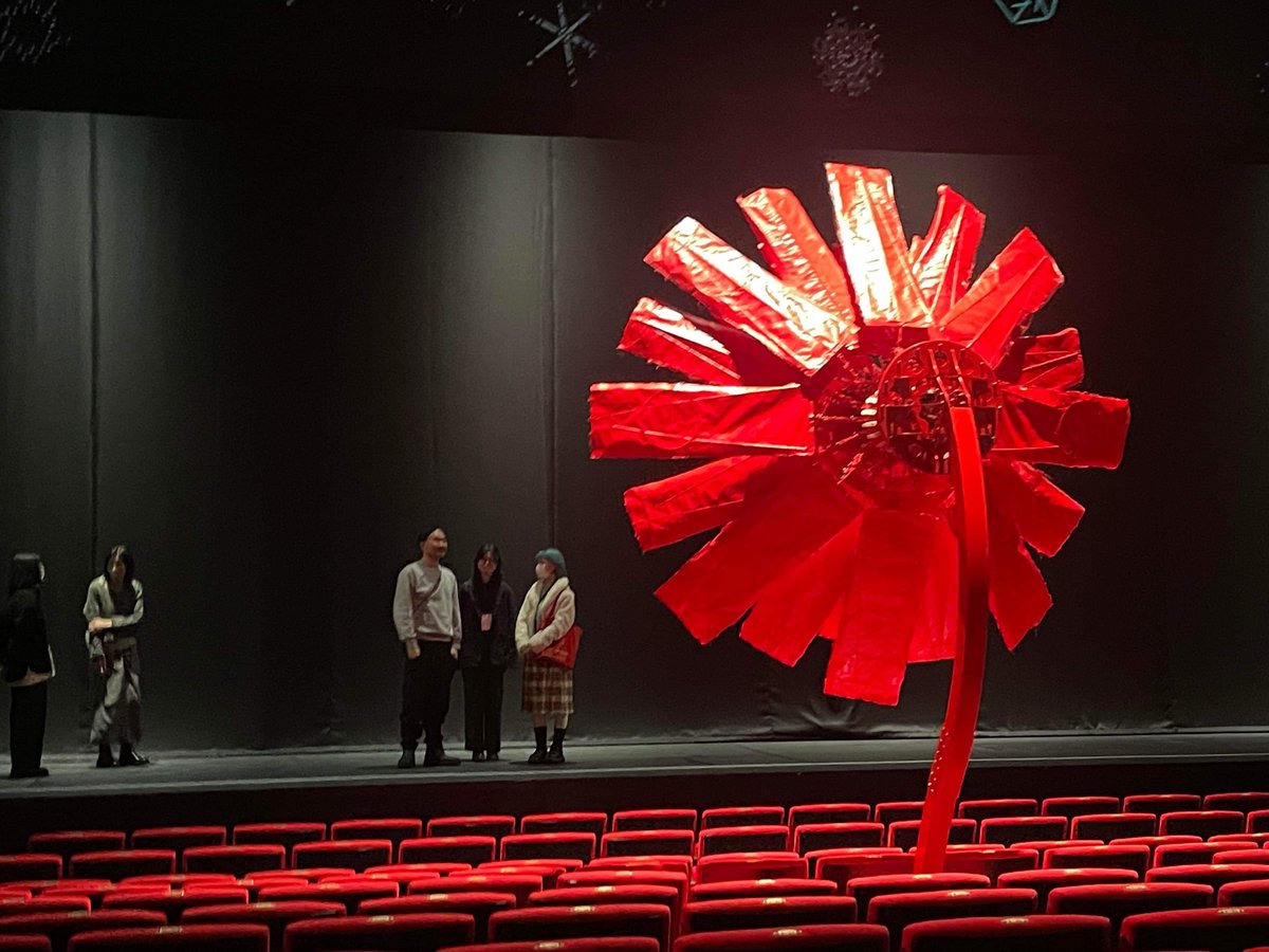 SIAF_info's tweet image. 札幌国際芸術祭2024のテーマソングを手掛けた札幌を拠点とするニューウェーブ・テクノポップバンド「LAUSBUB」のお二人が、先日、主要会場の未来劇場（東1丁目劇場施設）に来場！小川ディレクターが展示をご案内しました。
2024.siaf.jp/venue/futureth…

❄️会期は2月25日(日)まで
#SIAF2024
#LAUSBUB