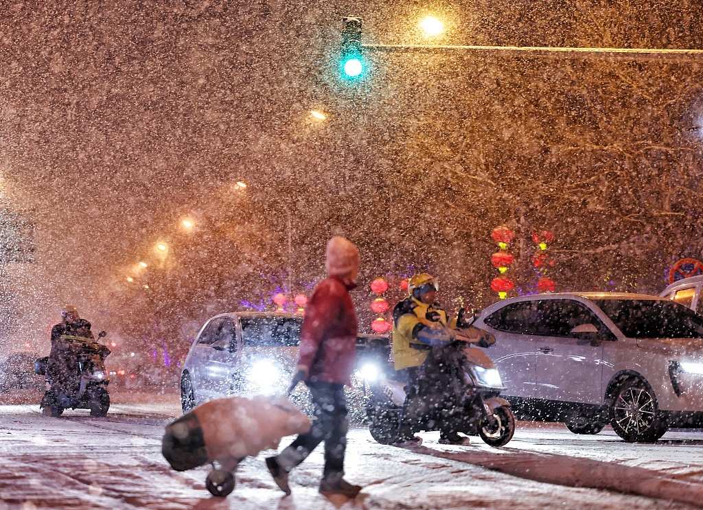 CGTNOfficial's tweet photo. ❄️❄️❄️Beijing embraced the first #snowfall of the Year of the Dragon on Tuesday. https://t.co/bGP1gtS13c
