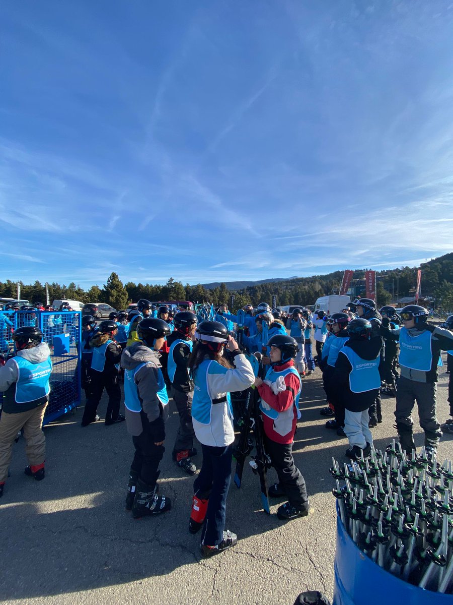 ins_alt's tweet photo. La setmana passada, l'alumnat de 3r d'ESO van passar uns dies increïbles a La Molina, aprofitant al màxim la poca neu que hi havia. Van superar les pistes nevades amb riures i alguna caiguda. Una experiència inoblidable! 🎿❄ #Esquiada #InsAL https://t.co/1qHuiYgP0Z