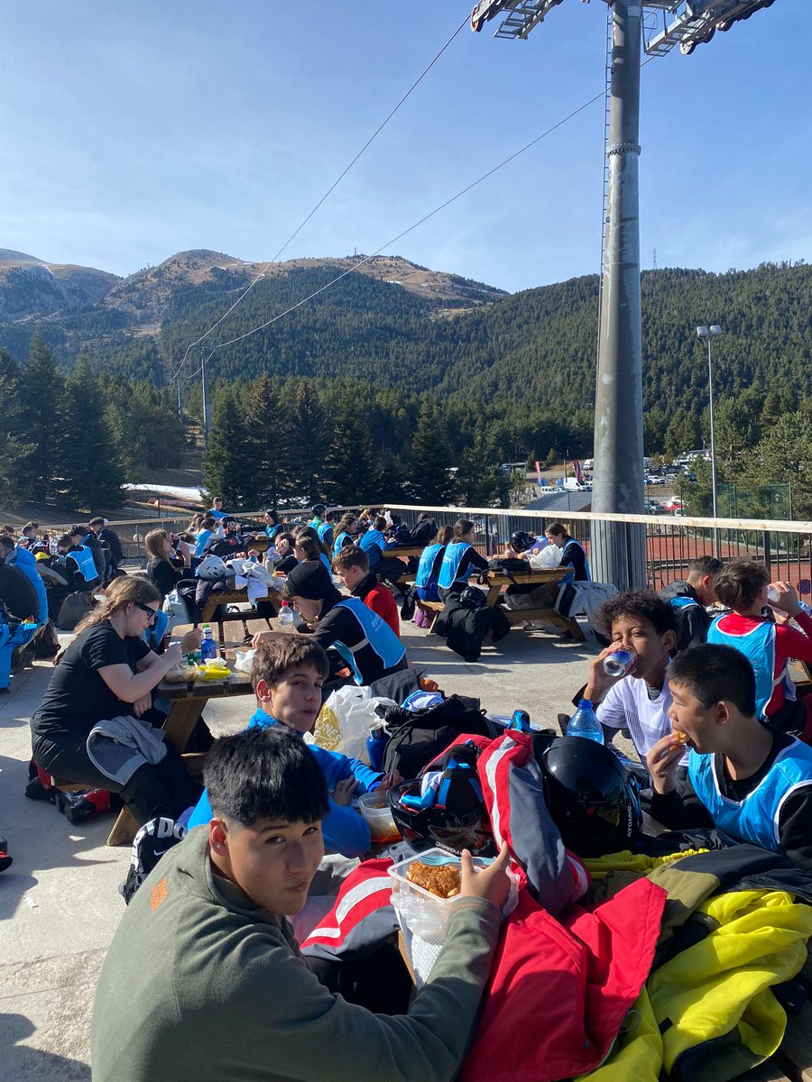 ins_alt's tweet photo. La setmana passada, l'alumnat de 3r d'ESO van passar uns dies increïbles a La Molina, aprofitant al màxim la poca neu que hi havia. Van superar les pistes nevades amb riures i alguna caiguda. Una experiència inoblidable! 🎿❄ #Esquiada #InsAL https://t.co/1qHuiYgP0Z