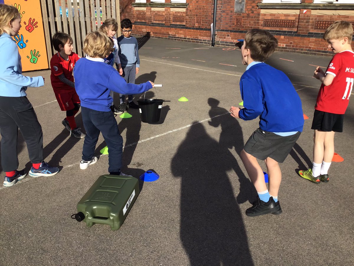 ClaphamTerrace1's tweet photo. Year 4 are collecting lost items from the river without falling in. We are being decisive and unselfish in our task. #commandojos https://t.co/OFVCVz4zgO