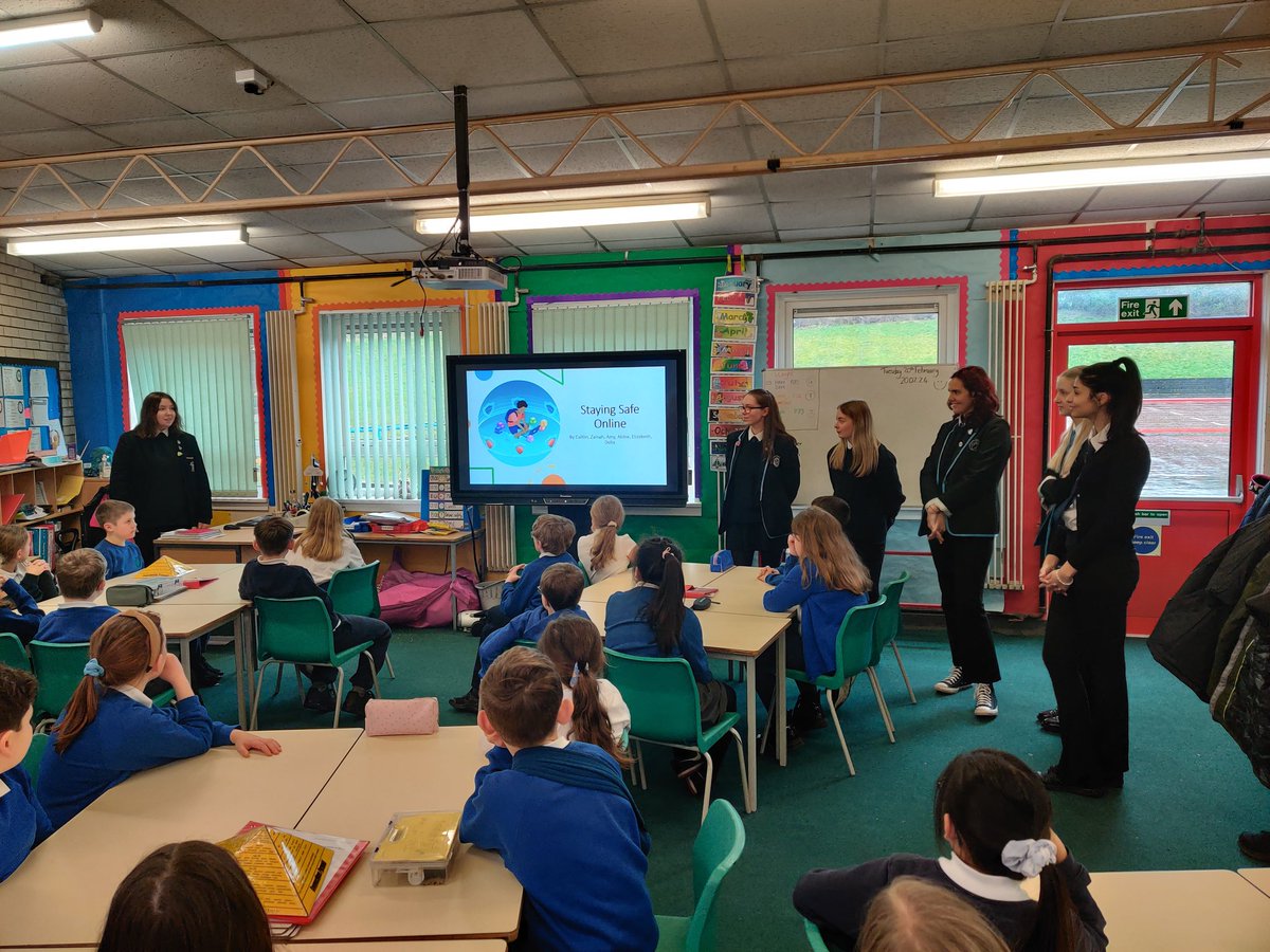 Online safety, fake news, body image , some topics pupils from @BearsdenAcademy @DouglasAcad @BoclairAcademy completing the @MSLFLAward discussed with P5 and P6 from @TorrancePrimary . Experiences were shared , what to trust and how to be safe. #EducationNeedsYouthWork