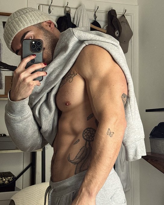 Watch Iggle Pringle's leaked NSFW photo on TwXstars