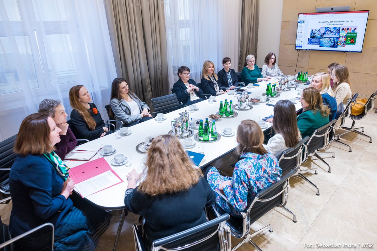 RadwanAnia's tweet photo. Dziś w gronie analityczek, działaczek organizacji pozarządowych i środowisk akademickich rozmawiałam o wyzwaniach agendy polityki bezpieczeństwa i dyplomacji kobiet. Jest sporo do zrobienia. https://t.co/F0YCZpSLQu
