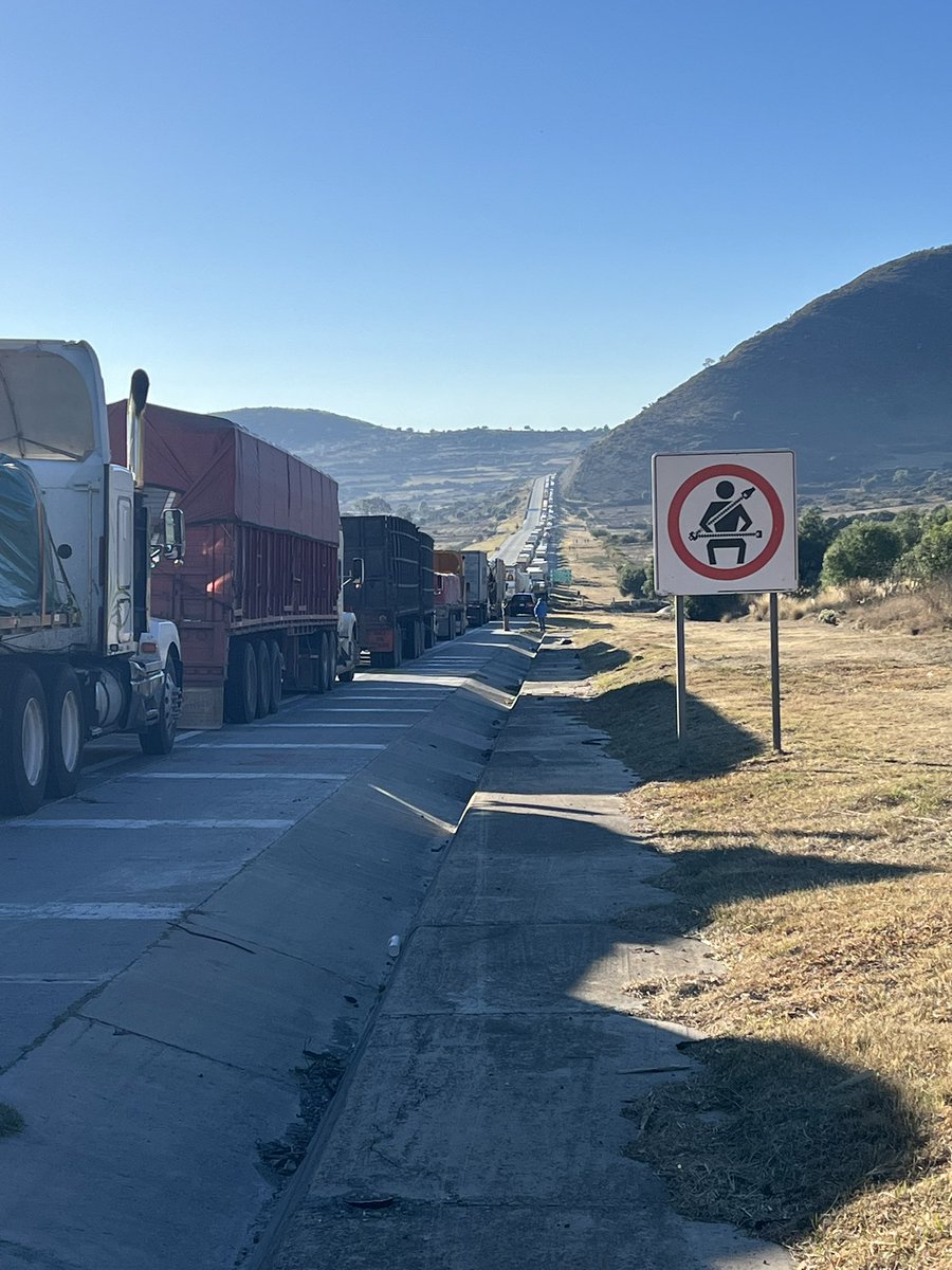 anuaralva's tweet photo. Desde ayer a las 5 pm decenas de coches nos encontramos varados en el arco norte a la altura de c.d Sahagún y las autoridades no son capaces de resolver nada @CarlosLoret @lopezdoriga https://t.co/BtY4nBPJEo