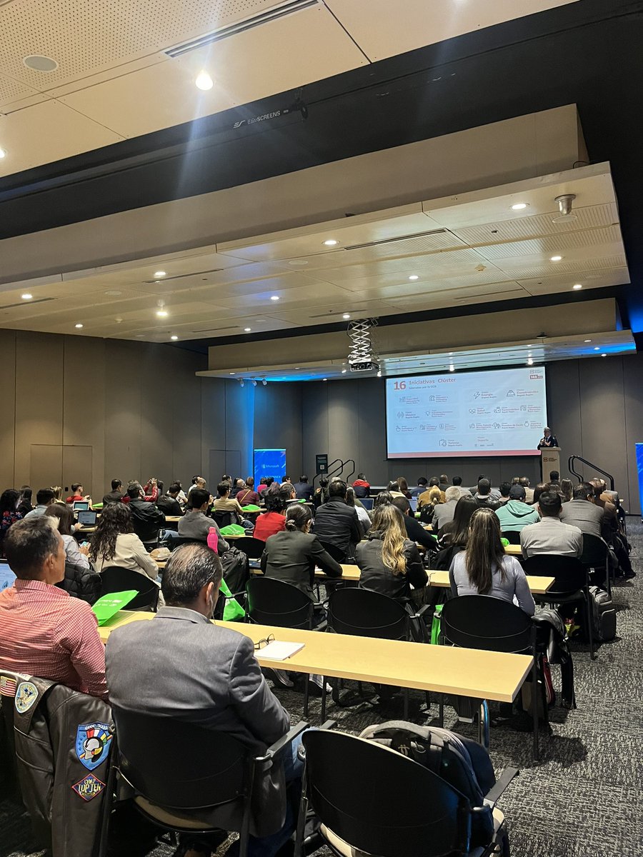 AndresCarboA's tweet image. @camaracomerbog  #ClusterSoftware en  la apertura al taller inmersivo de tendencias de la #InteligenciaArtificial y su impacto en las empresas con 300 asistentes. Co organizadores @MicrosoftLatam @TDSYNNEXLAC