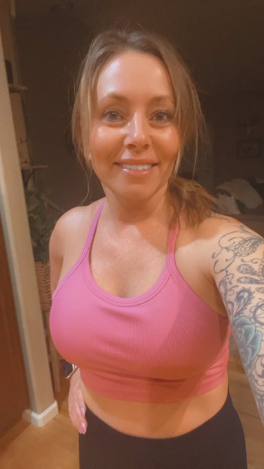 Good morning !  Time to workout ! https://t.co/XzIbWb0In3<a href="/tag/milfmonday"class="tags"><span>#milfmonday</span></a>