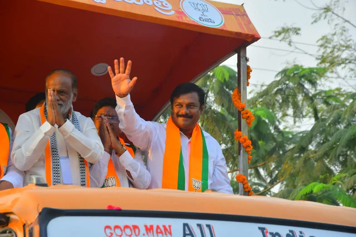 maheshreddy_bjp's tweet photo. ఒబీసి మోర్చ జాతీయ అధ్యక్షులు ఎంపీ
@drlaxmanbjp గారితో కలిసి నిర్మల్ జిల్లా భైంసా పట్టణంలో కొమురం భీమ్ విజయ సంకల్ప యాత్రలో పాల్గొనడం జరిగింది.
#BJPGovernment #Bjptelangana #BJP4IND #arvinddharmapuri #bandisanjay #kishanreddybjp #NarendraModi #amitshaw #jpnadda #official #unofficial
#blogs #cookies #indianeconomy #instagram #world #worldwide #popular
#indianpolitics