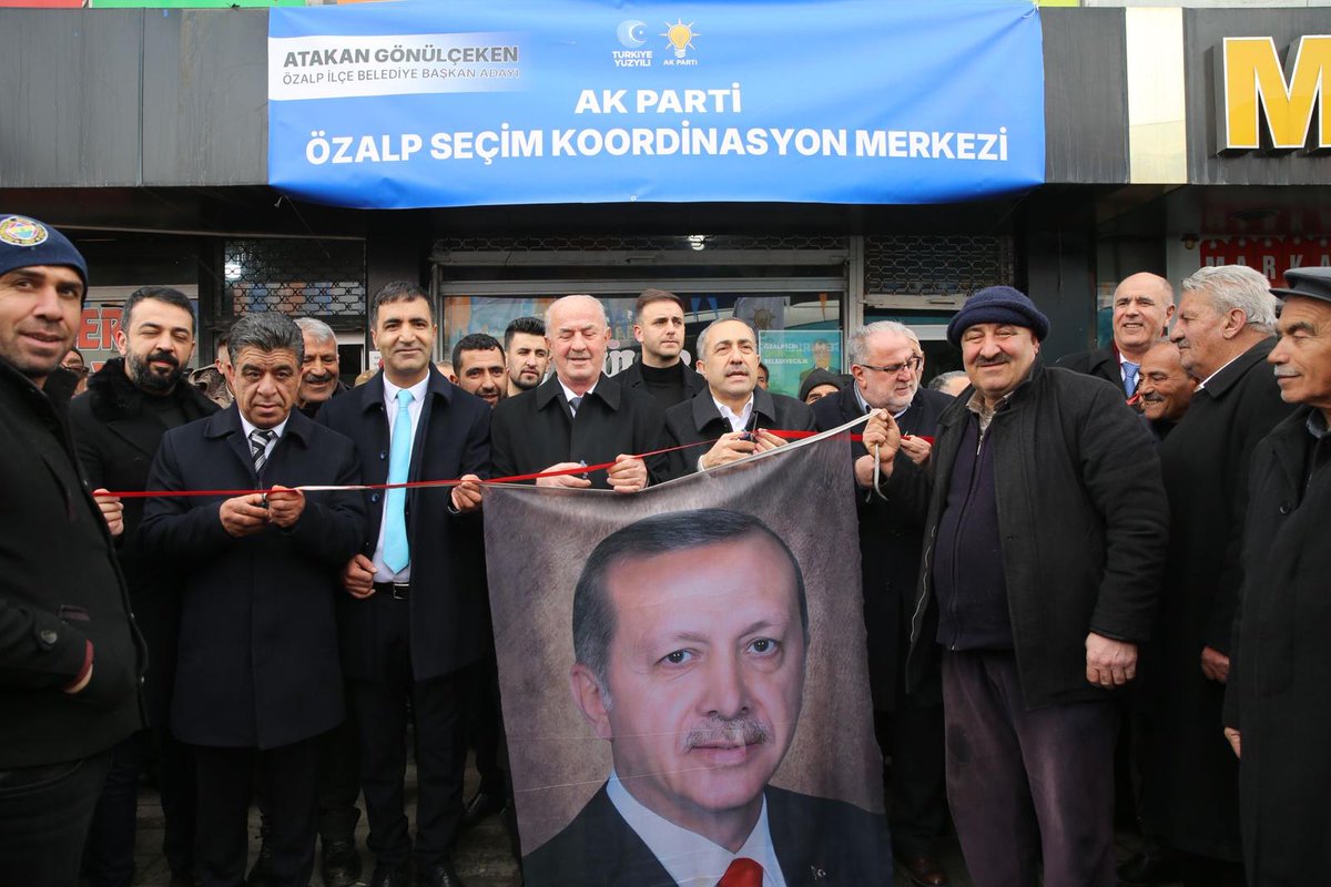 Atakangonulcekn's tweet photo. 📍AK Parti Özalp seçim ofisi 

Yeni yuvamız olan seçim ofisimizi Büyükşehir belediye başkan adayımız sn.@ArvasAbdulahat, bir önceki dönem milletvekilimiz olan 
sn.@OsmanGulacarTR ve çok sayıda hemşehrilerimiz ile birlikte açılışını gerçekleştirdik. https://t.co/gQG1IqNU8k