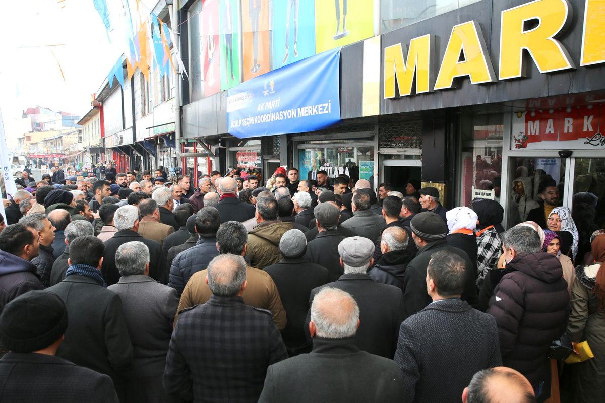 Atakangonulcekn's tweet photo. 📍AK Parti Özalp seçim ofisi 

Yeni yuvamız olan seçim ofisimizi Büyükşehir belediye başkan adayımız sn.@ArvasAbdulahat, bir önceki dönem milletvekilimiz olan 
sn.@OsmanGulacarTR ve çok sayıda hemşehrilerimiz ile birlikte açılışını gerçekleştirdik. https://t.co/gQG1IqNU8k