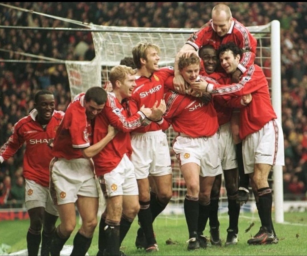 Stephen_Din_'s tweet photo. Oh how i miss the good old days!! The best football memories as a kid! What a team‼️ 🔴 https://t.co/urH8evvWwH