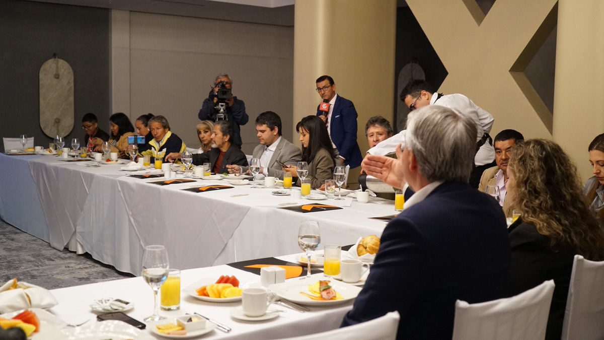 Fedexpor's tweet photo. HOY | Nuestro Presidente Ejecutivo, @fribade y Director Técnico presentaron el balance de las exportaciones no petroleras ni mineras de 2023 y las perspectivas del sector exportador para este año ante los medios de comunicación en #Quito. https://t.co/T1zuJxBX10