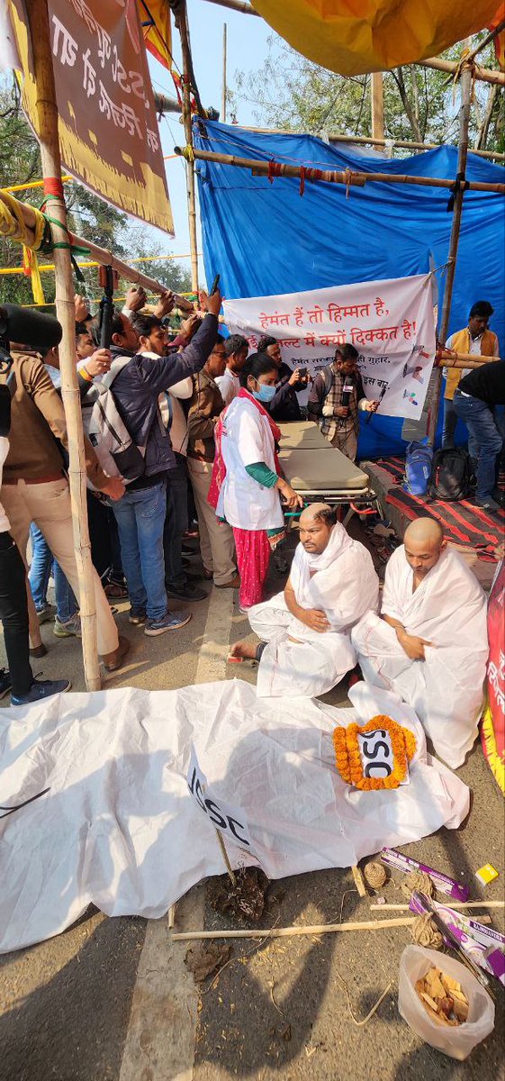 MahimaJourno's tweet photo. जेई परीक्षा का रिज़ल्ट जारी करने की मांग लेकर 16 फ़रवरी से अभ्यर्थी अनशन पर हैं. कल jssc की शव यात्रा निकली और अपना सर मुंडवाये. सरकार को यह आक्रोश समझना चाहिए.

https://t.co/FGBeFAOD9y

#JharkhandNews #jharkhand #jssc #jsscresult #jsscstudent https://t.co/XweR7F2uJt