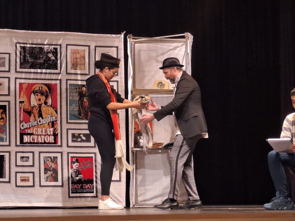 Los alumnos de 4° ESO y Bachillerato acudieron hoy a la sala Borja para ver la obra de teatro en inglés "THE CORPSE OF CHAPLIN". Muchas risas y diversión.