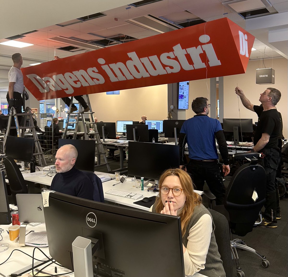 Vi monterar en liten taklampa om någon inte vet var de är när de kommer hit. Välkomna! ⁦<a href="/dagensindustri/">Dagens industri</a>⁩