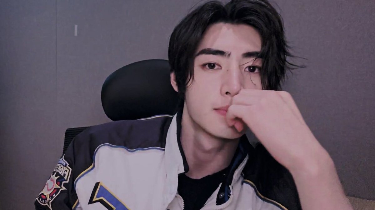 #sunghoon looks so fine ohmygod