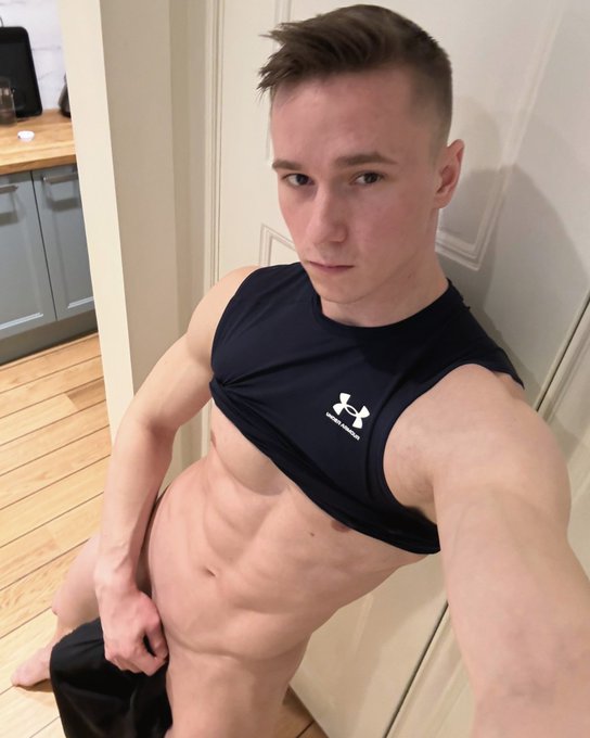 Stronger = Harder Body😉 https://t.co/lhOKae2huU