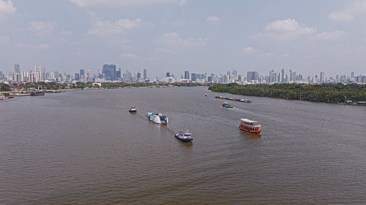 TheOceanCleanup's tweet image. Interceptor 019 deployment underway in Bangkok, Thailand: together with partners, our first step in tackling plastic pollution in the Chao Phraya. 🇹🇭