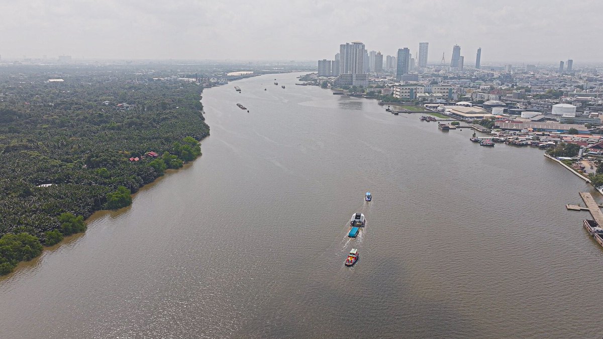 TheOceanCleanup's tweet image. Interceptor 019 deployment underway in Bangkok, Thailand: together with partners, our first step in tackling plastic pollution in the Chao Phraya. 🇹🇭