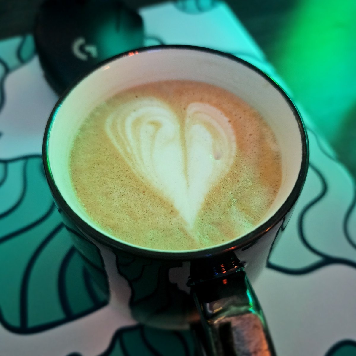 IM SO HAPPYYYY! I got an espresso machine 1 year ago and I finally succeeded at making my first latte art!!