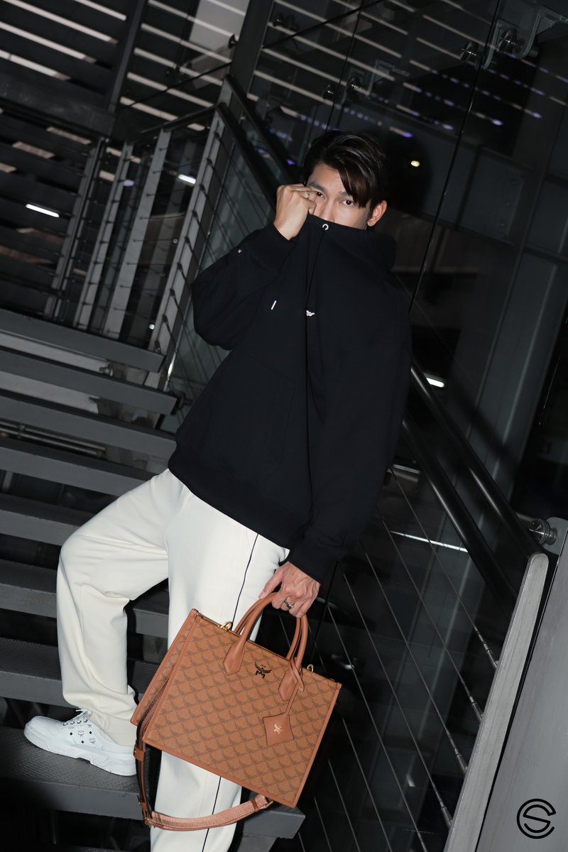 SolSkipperCo's tweet photo. ลุคนี้เป็นยังไงบ้างครับ 🤎😊✈️

MCM MEW AT MILAN

@MSuppasit
#SendoffMEWtoMilan https://t.co/0nSMNi4Q6n