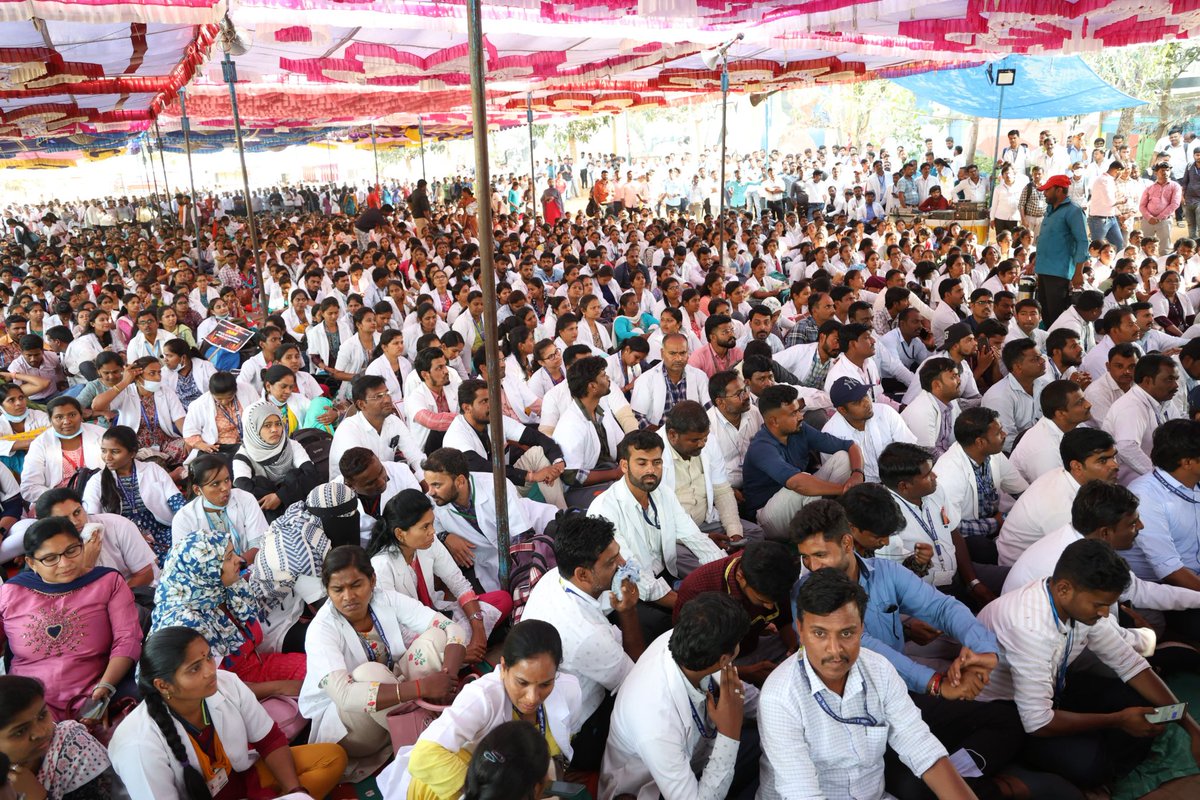 akschoab's tweet photo. #KarnatakaCHOsPROTEST
                   Breaking News
Today Health Minister of Karnataka visited @ Freedom park Bengaluru to hear the voice of Karnataka Community Health Officer's.Crowded heavily to participate on 2nd day of protest,From all corners of Karnataka,28 districts Community health officers were gathered @ freedom Park Bangaluru to express Indefinite Protest to fulfill  CHOs Rightful Demands.
@PMOIndia @mansukhmandviya @CMofKarnataka @dineshgrao @DHFWKA @Comm_dhfwka @DKShivakumar @MoHFW_INDIA
@mdnhmkar
@Tv9
@PublicTV
@suvarnanews