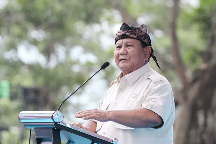 Pistachioxox's tweet photo. @prabowo @jokowi Titip ka angin, pang nepikeun ka asih. 
Talatah ka mega, pang mawakeun ieu cinta. 
Ka anjeuna nu ka impi tadi peuting. 
Nu kasawang, nu nga langkah unggal beurang ❤🤍 https://t.co/U19w30dh9Y
