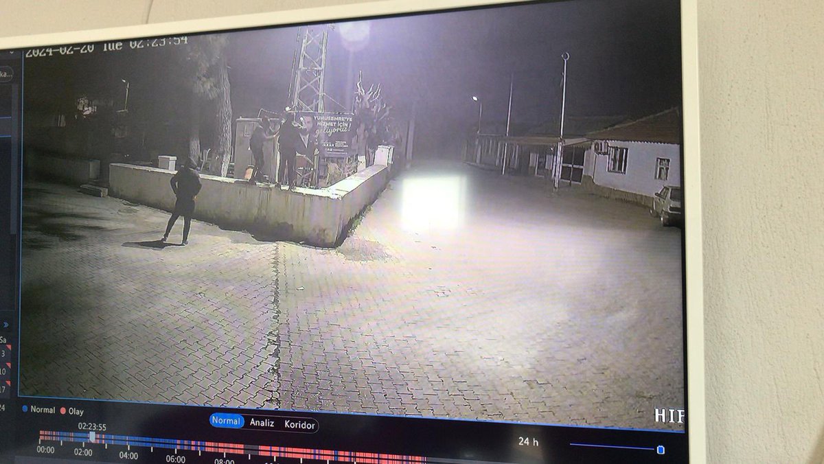 tufanakantr's tweet photo. Seçimlere çok az zaman kaldı. Hemşehrilerimden duyduğum destek mesajlarının giderek arttığı bu dönemde, kimliği belirsiz kişiler tarafından pankartlarımız sökülüyor; afişlerimiz yırtılıyor.

Herkesin iyi ki Tufan Akan, iyi ki Yunusemre’de yaşıyorum diyebilmesi için yılmadan çalışmaya devam edeceğiz. Hep birlikte kazanmamız için Tufan Akan ile yepyeni bir Yunusemre geliyor.