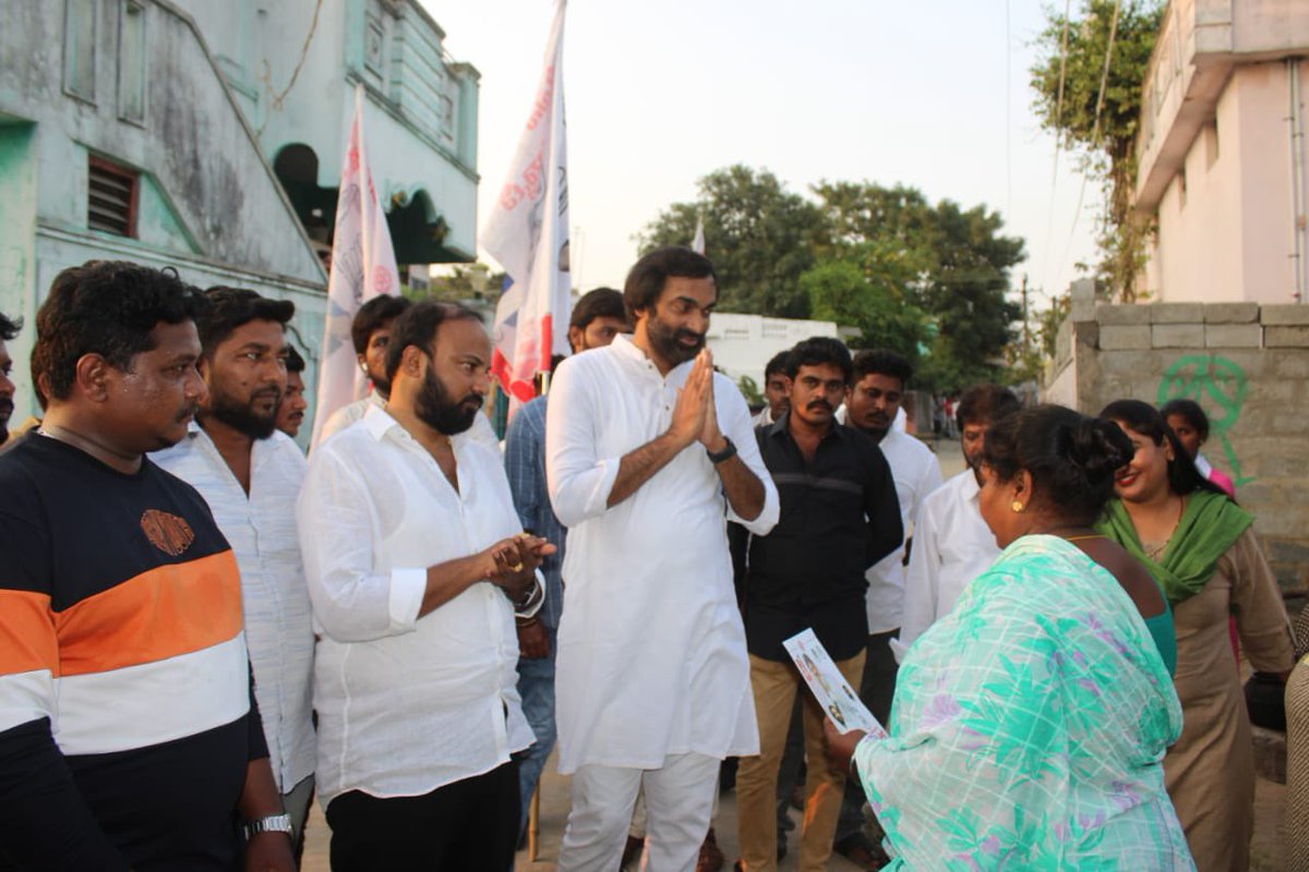ManukranthReddy's tweet photo. నెల్లూరు సిటీ 11వ డివిజన్ మరియు 54వ డివిజన్ పరిధి లో జనం కోసం జనసేన మరియు భవిష్యత్తు గ్యారెంటీ కార్యక్రమం జరిగింది. 

నెల్లూరు సిటీ లో జనం కోసం జనసేన గత ఏడాది  ఫిబ్రవరి 5 నుండి నిరంతరంగా కొనసాగుతున్నది.  జనం కోసం జనసేన కార్యక్రమం ని ప్రతి డివిజన్ ఇంచార్జి , క్యాంపైనింగ్ టీం ప్రతి రోజు నెల్లూరు సిటీ లో వైసీపీ పాలన లో ప్రజల బ్రతుకు భారం కరపత్రం ఇప్పటివరకు ప్రతి ఇంటికి రొండు సార్లు అందచేయటం జరిగింది.

@PawanKalyan @mnadendla 
#JanaSenaParty 
#HelloAP_ByeBye_YCP