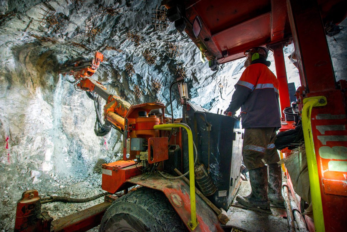 PACE__global's tweet image. Calling underground mining experts! Share your insights on managing change effectively. What hurdles do you face? Let&apos;s empower each other! 💡👷‍♀️💪🔧 
#MiningChallenges #Teamwork #KnowledgeSharing