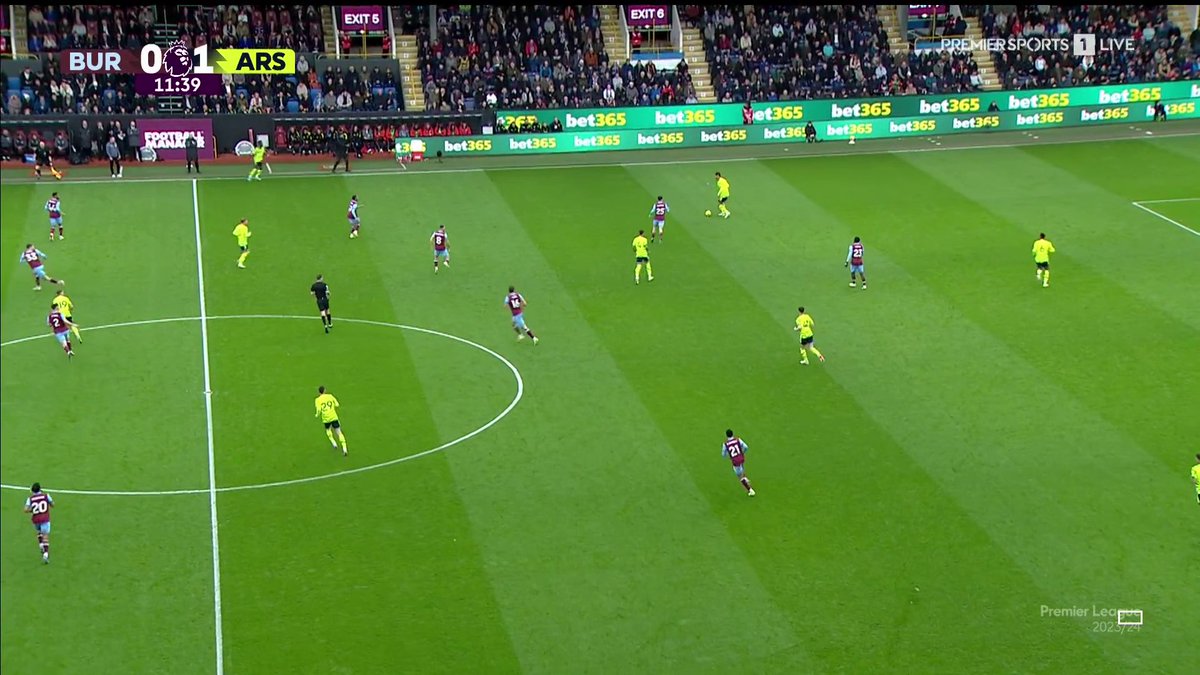 InvrrtedFB's tweet photo. When Gabriel receives with Fofana closing down, White’s inversion + distance Burnley midfield line has to travel means Amdouni can’t just jump to Saliba again, or else White is free.

So, Gabriel can play to Saliba, who then has options with Ødegaard + Saka 2v1 vs. Odobert. https://t.co/amGoaZaqTz