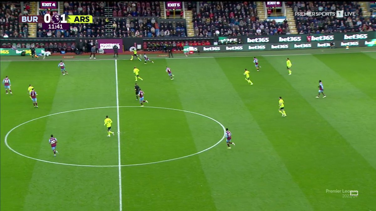 InvrrtedFB's tweet photo. Odobert stays narrow just long enough for Saliba to find Saka (dismarked) — technical empathy to play to his front foot is nice — and from there, he retains possession and finds Trossard’s straight run with a diagonal ball.

Technical and positional excellence all around. https://t.co/2TabP37iRe