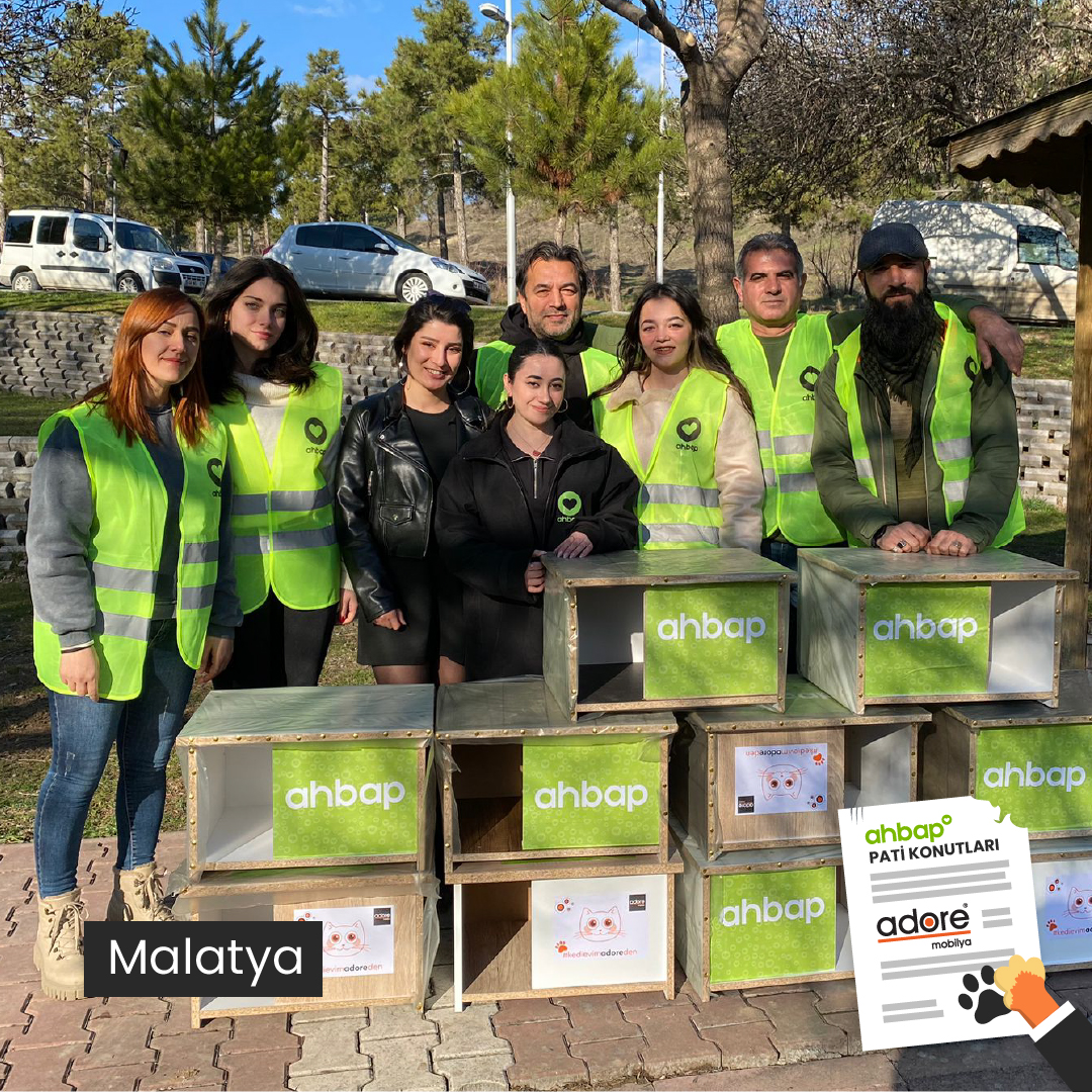 ahbapdogu's tweet photo. Sokak kedilerinin barınmasını kolaylaştırmak adına gerçekleştirdiğimiz Pati Konutları etkinliğimizin 4. etabını @adoremobilya katkılarıyla gerçekleştirdik. 

35 şehirde eş zamanlı olarak gerçekleştirdiğimiz etkinliklerle hem eğlendik hem 350 kedi evi ve 350 kg mamayı dağıttık. 💚 https://t.co/tV2nncbAPy