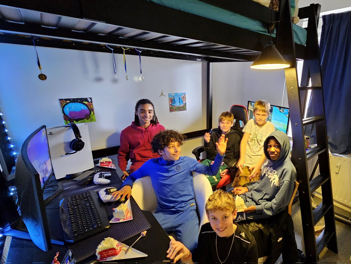 EricRoeske's tweet photo. Feestje hoor❣️ Eindelijk het verjaardagsfeestje van Raglan met zijn klasgenoten (en Lennon met zijn klasmaatje) #Raglan #Raúl #Milan #Yassir #Kelson #Lennon @JumpsquareUTR https://t.co/4cbhPnpLAd