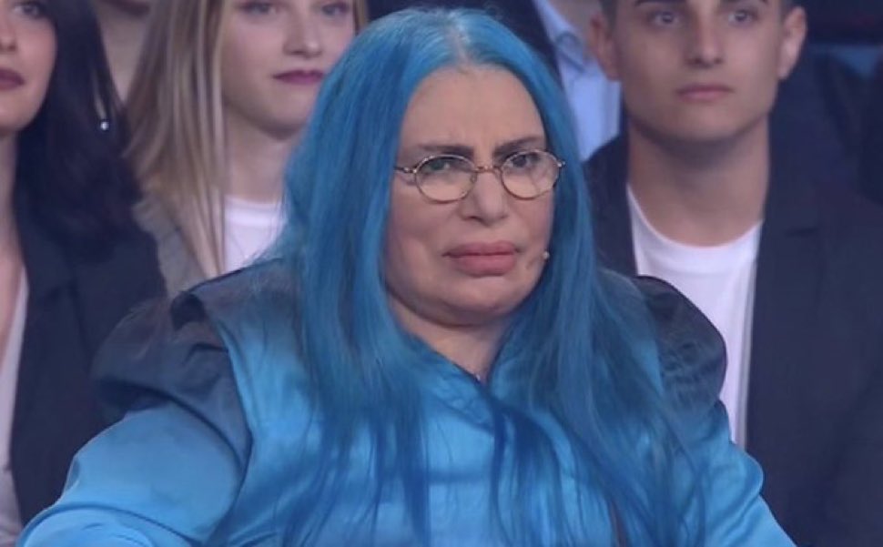 signorina__G's tweet photo. “Come si chiama quella maestra che ha lo stesso nome di quel cantante?”

DEBORA NE DEVI MANGIARE DI CEREALI SOTTOMARCA PRIMA DI AVERE ANCHE SOLO UN PELO DELLA MAESTRA #amici24  

https://t.co/Xzs0oFG1Ff