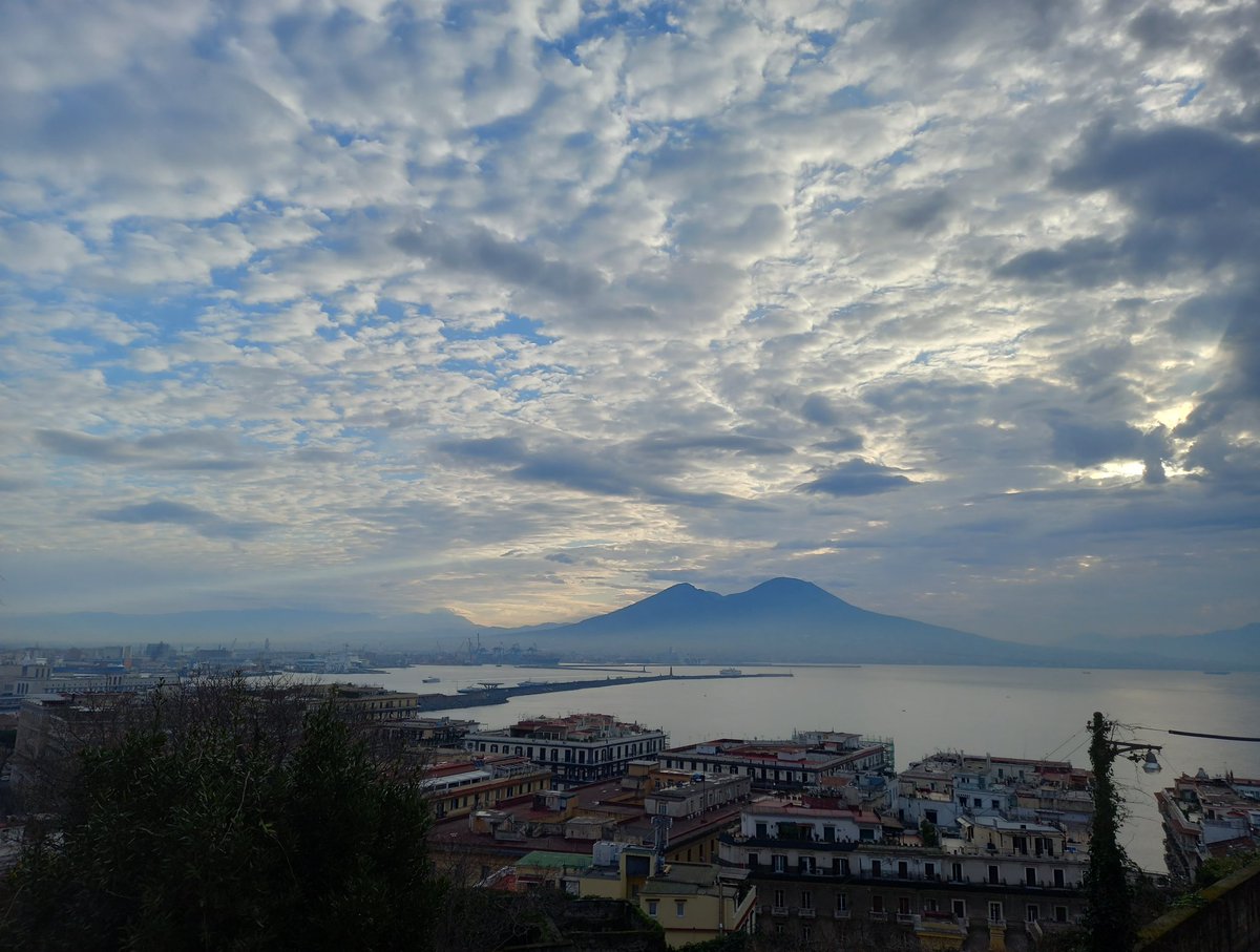 #Napoli #Vesuvio  #nuvole ☁️ #clouds #nuages #nubes #облака  #雲 #乌云 #Wolken #구름 #chmury #sky #skyphoto #skyphotography #skyclouds 👸#20febbraio2024