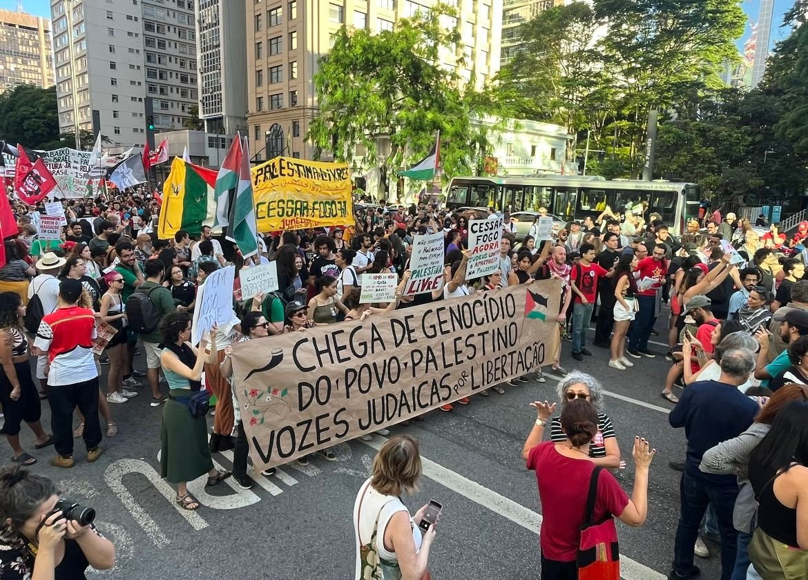 Coletivo de judeus defende Lula: “Nos posicionamos contra o genocídio do povo palestino”

Confira: midianinja.org/news/coletivo-…