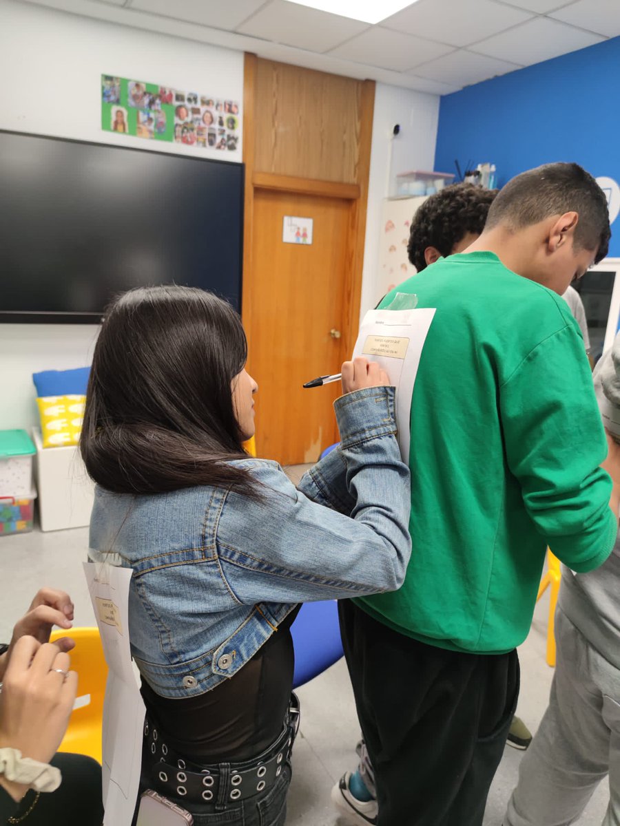 LuSaez_'s tweet photo. Una pequeña muestra del gran #talento en #Kumpania. Hemos trabajado la #orientaciónvocacional en #Secundaria, reflexionando sobre nuestras #fortalezas, así como los #puntosdébiles y cómo #compensarlos para las #entrevistasdetrabajo @JOVESOLIDES @GVAIgualtat #FSE #UE https://t.co/EaksoEzuYM