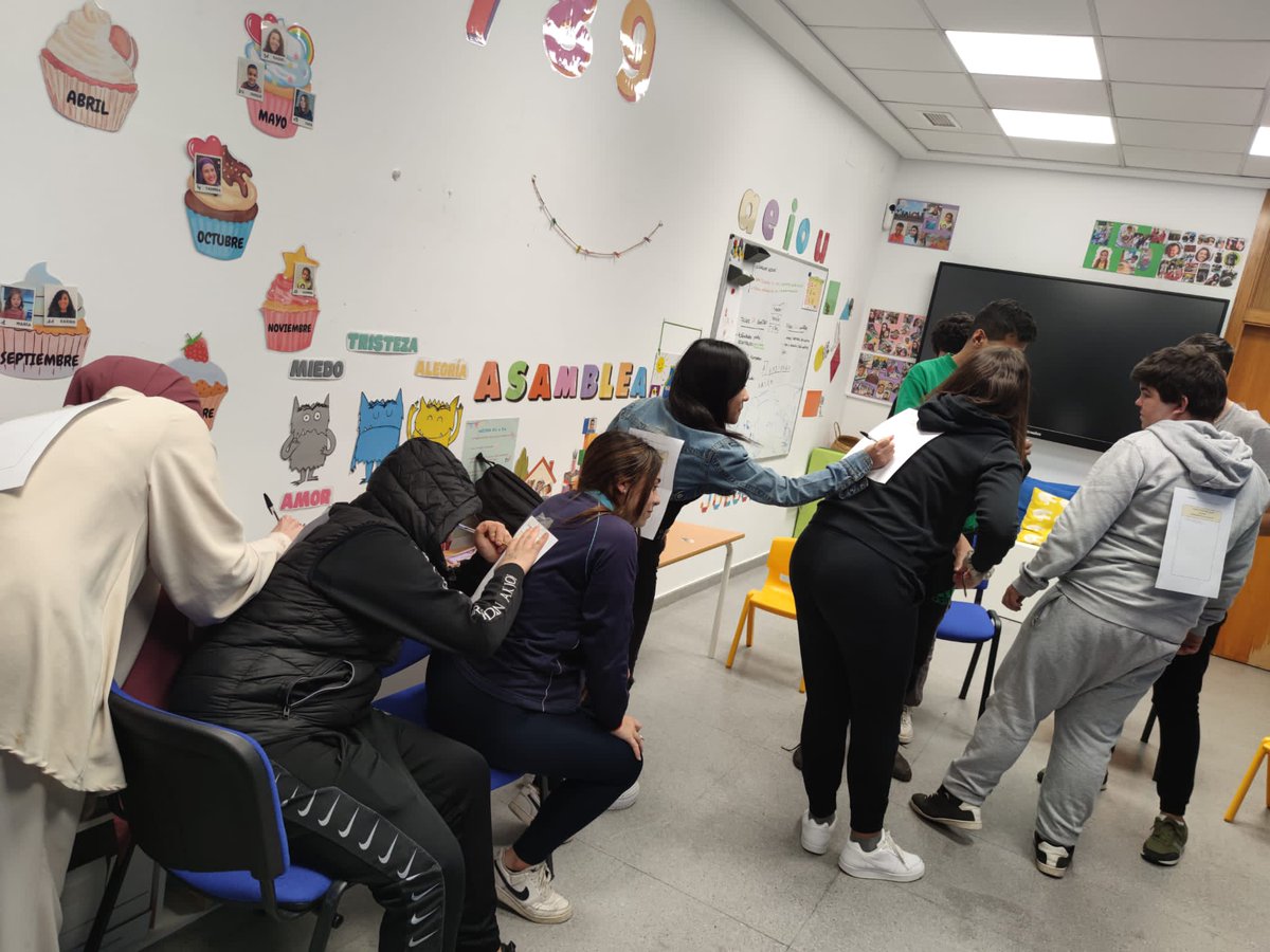 LuSaez_'s tweet photo. Una pequeña muestra del gran #talento en #Kumpania. Hemos trabajado la #orientaciónvocacional en #Secundaria, reflexionando sobre nuestras #fortalezas, así como los #puntosdébiles y cómo #compensarlos para las #entrevistasdetrabajo @JOVESOLIDES @GVAIgualtat #FSE #UE https://t.co/EaksoEzuYM