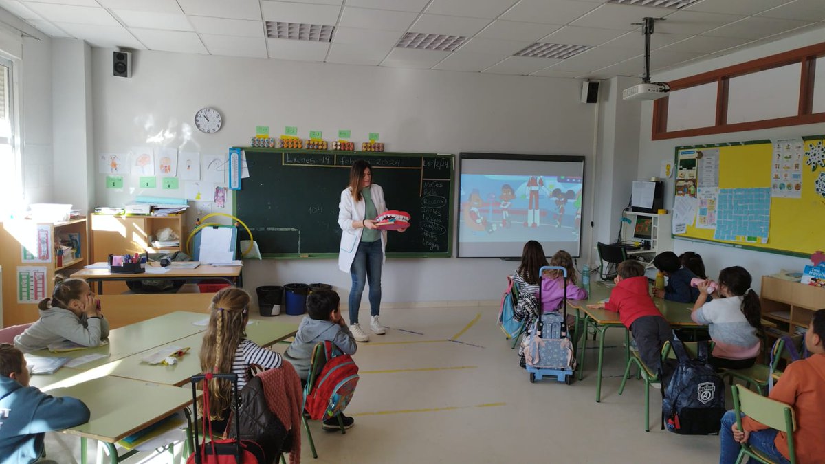 cpbangelleon's tweet photo. Ayer nuestra DUE Cinta dio una charla de Salud Bucodental a los grupos de 1º. 😘 https://t.co/W0WG0wm11o
