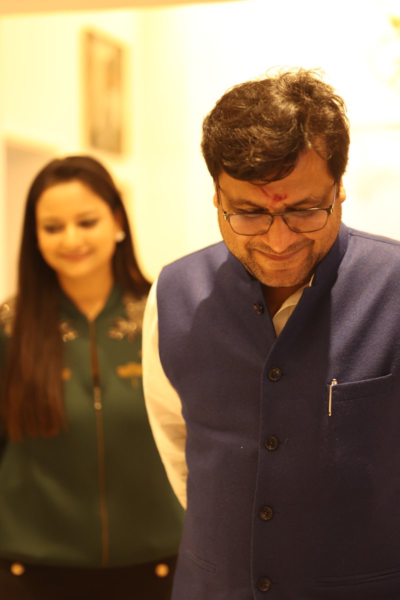 हज़रतगंज, लखनऊ में मेरी धर्मपत्नी श्रीमती गरिमा अग्रवाल जी द्वारा इंटीरियर डिजाइन और फर्नीचर स्टूडियो ओपन किया गया है।

आज इंटीरियर डिजाइन और फर्नीचर स्टूडियो पहुँचकर उन्हें बधाई दी।