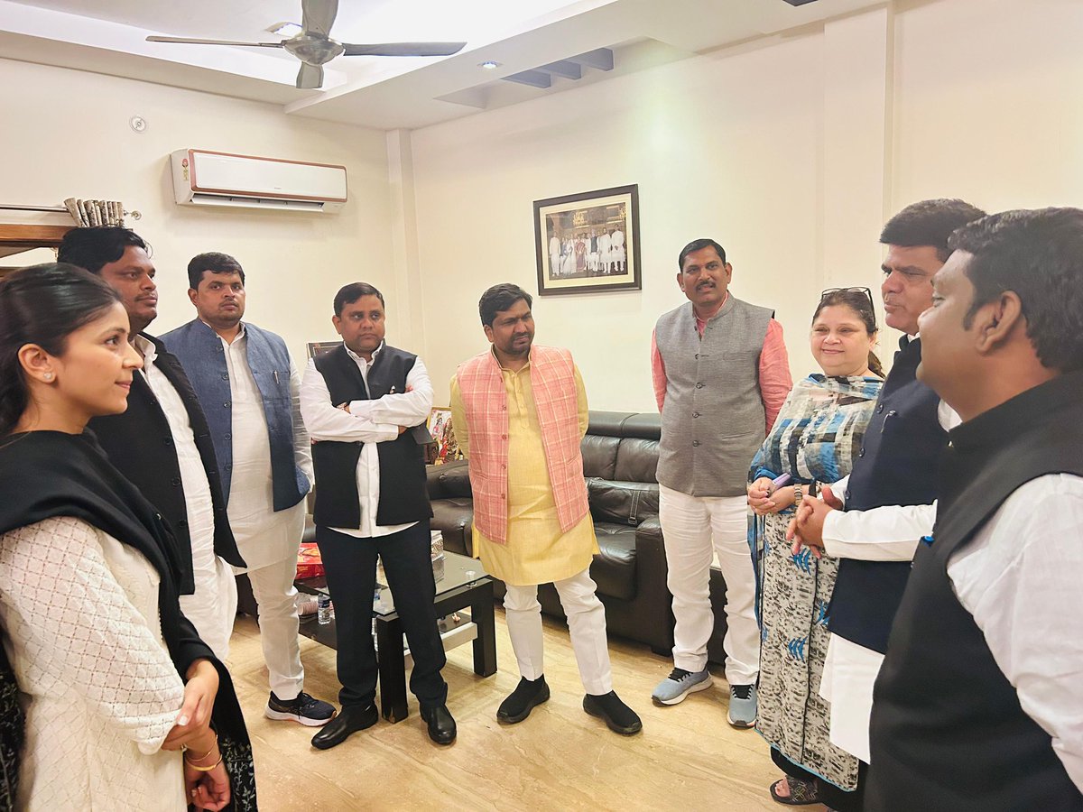 कम्पनीबाग आवास पर माननीय सम्मानित समाजवादी साथियों से मुलाक़ात! 
उत्साहवर्धन के लिए आप सभी का आभार। बहुत बहुत धन्यवाद!