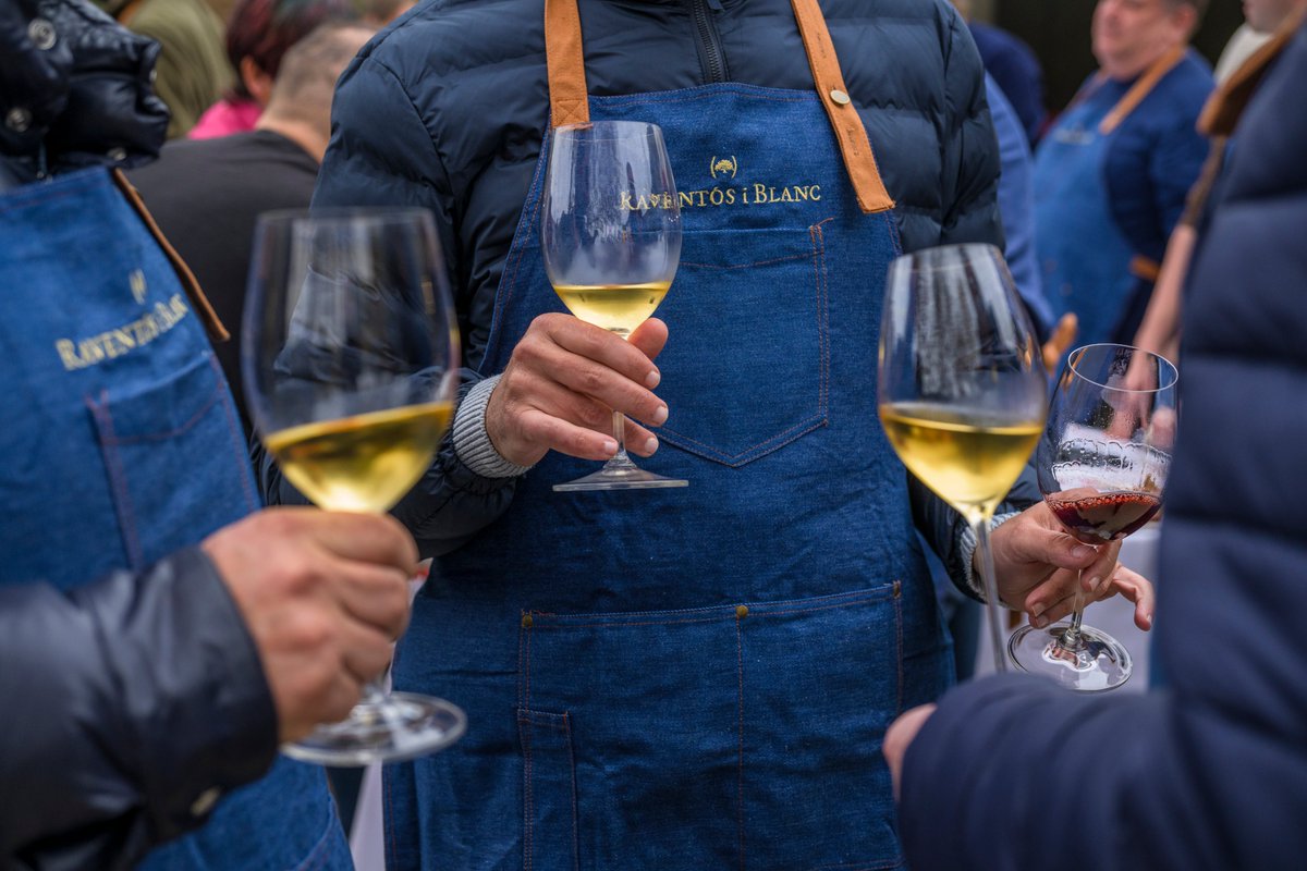 RaventosiBlanc's tweet image. Dins de cada bombolla dels nostres #escumosos hi ha la petjada dels nostres #sòls únics

Sòls calcaris amb #fòssilsmarins, que proporcionen les condicions idònies per produir #vinsescumosos amb una alta expressió mineral

Descobreix més amb el Club 1497👇
raventos.com/en/club1497/re…