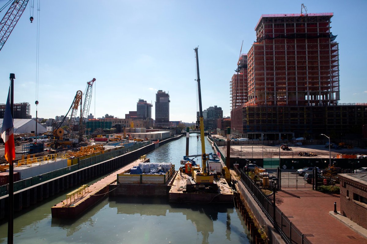 1/ Gowanus is in the midst of a transformation. Multiple layers of government are cleaning up pollution in the canal and on the land as real-estate developers prepare to build thousands of apartments. But climate change threatens to make flooding in the area even worse. 🧵