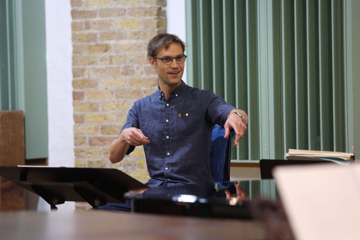 We are delighted to be joined by conductor @MatthewKWaldren for our Come and Sing! Handel’s Messiah event on 29 March at @HolySepulchreUK. Join us as part of the chorus of Handel’s Messiah to experience Matthew’s superb conducting skills. Tickets: cityoflondonsinfonia.co.uk/whats-on/2744/…