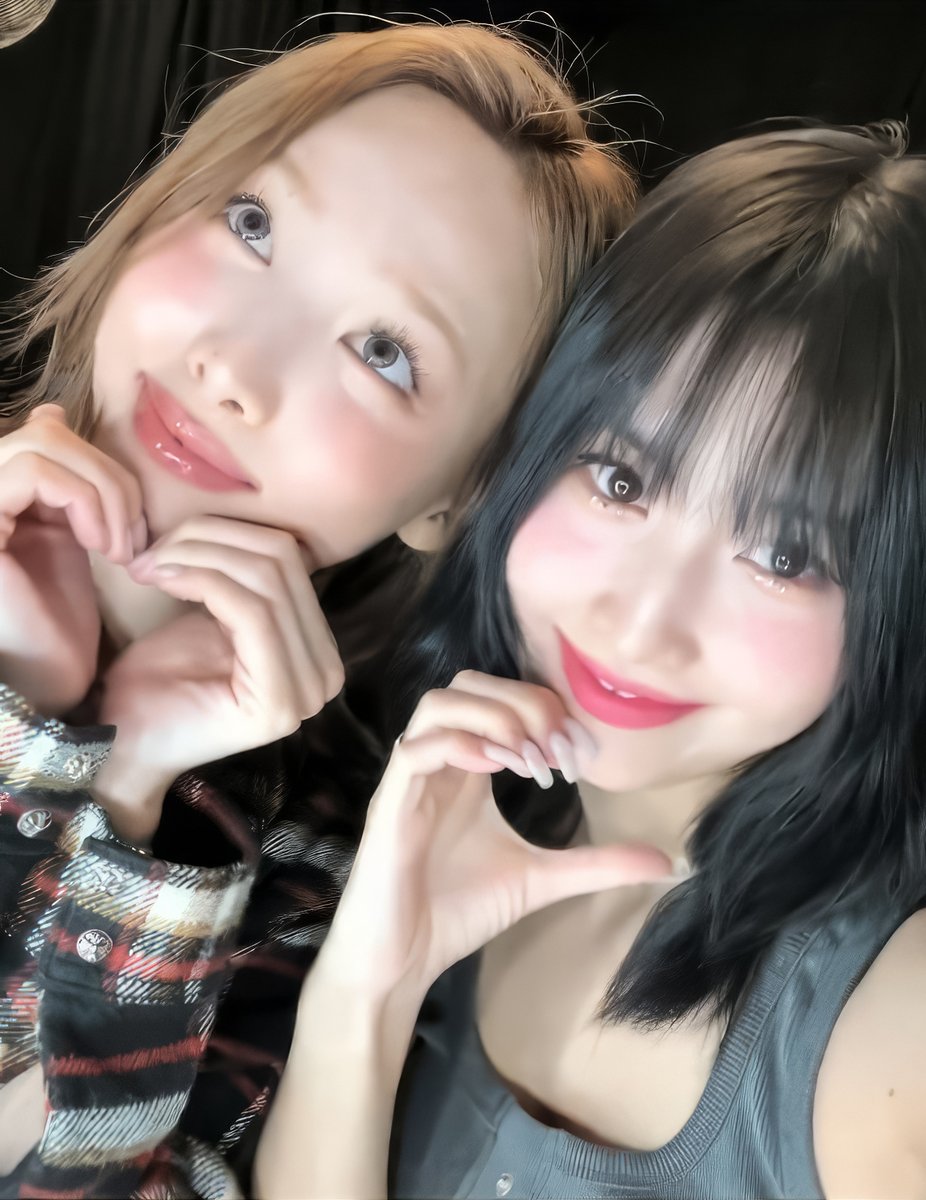 pogzilla1's tweet photo. #NAYEON #MOMO https://t.co/tHVypo9kg6