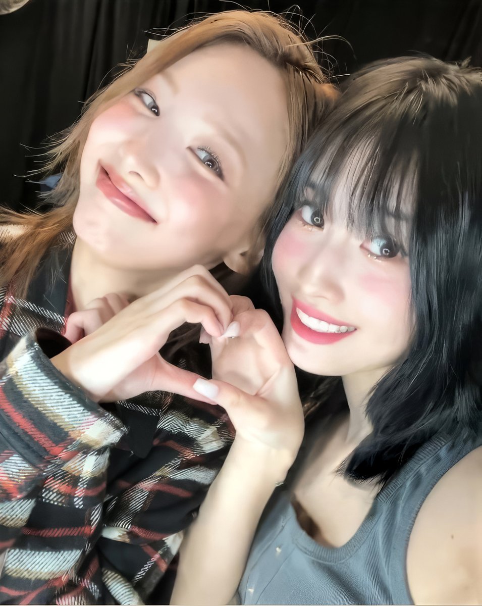 pogzilla1's tweet photo. #NAYEON #MOMO https://t.co/tHVypo9kg6
