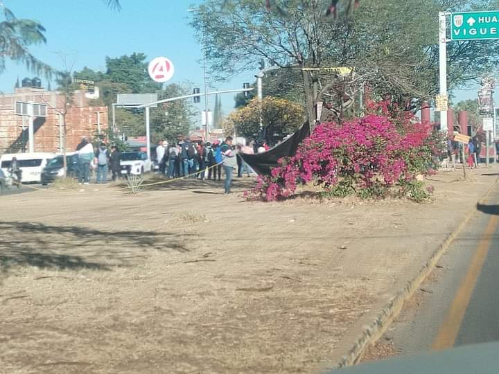 CapitalOax's tweet photo. 🚧Inicia magisterio jornada de bloqueos 

Cerrado el paso en:
🛑Crucero del Aeropuerto
🛑Pemex Tlacolula
🛑Crucero de Viguera
🛑Crucero del ex IEEPO

 #Oaxaca #Noticias https://t.co/wTKKYHbH3Z